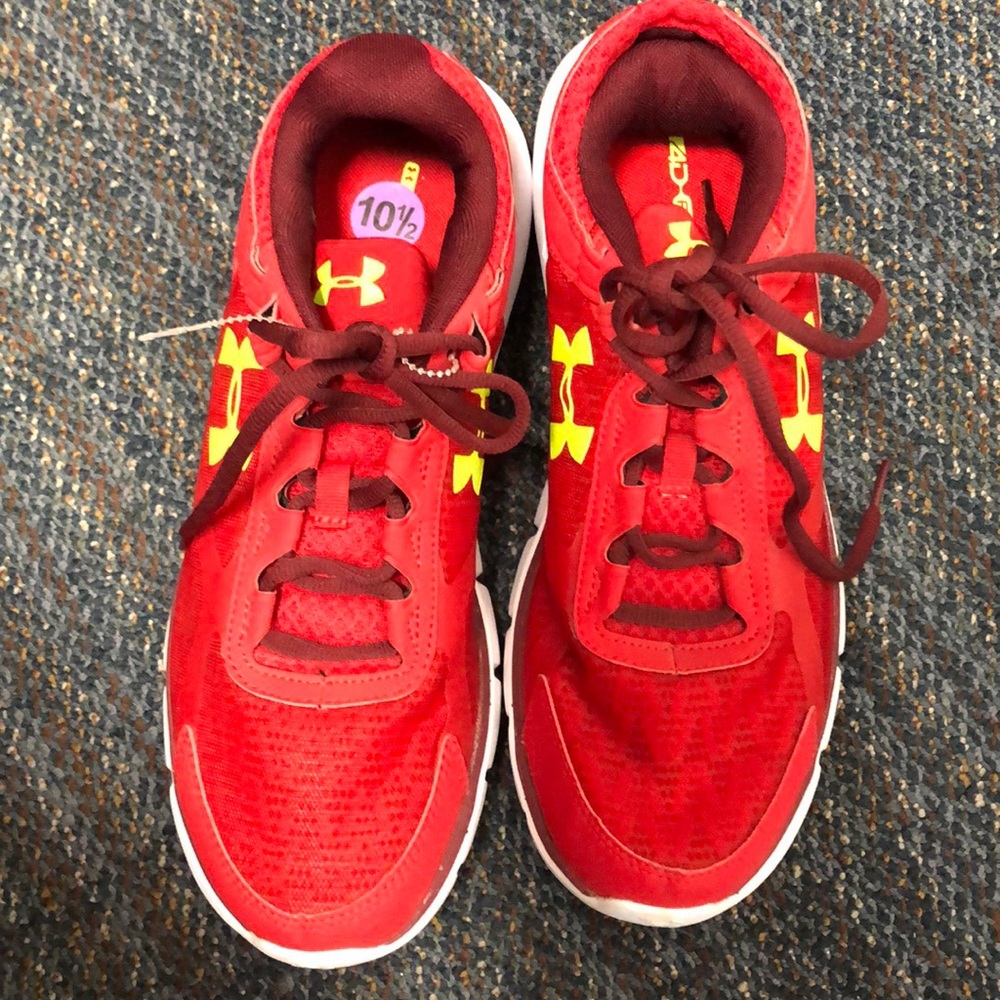 Tennis shoes